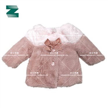 معطف للأطفال الرضع بفيونكة مخملية من الأمام في قماش فرو صناعي